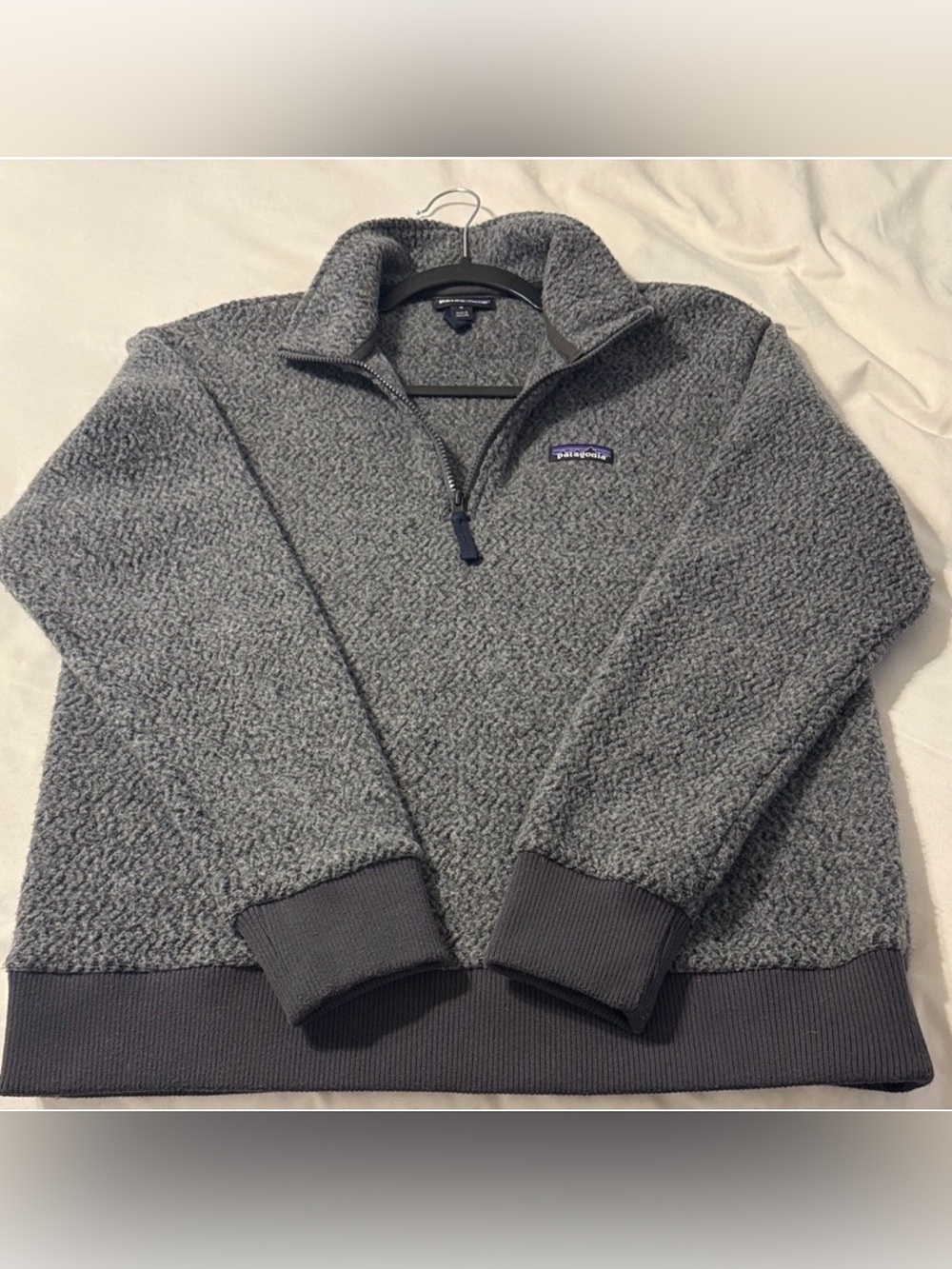 Patagonia Men's 1/4Zip-Up
Gray Woolyester Fleece Pullover
Size Medium